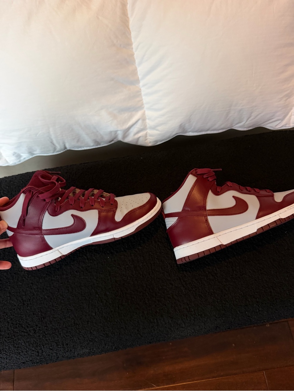 Nike Maroon and White Low-Top Sneakers - Men